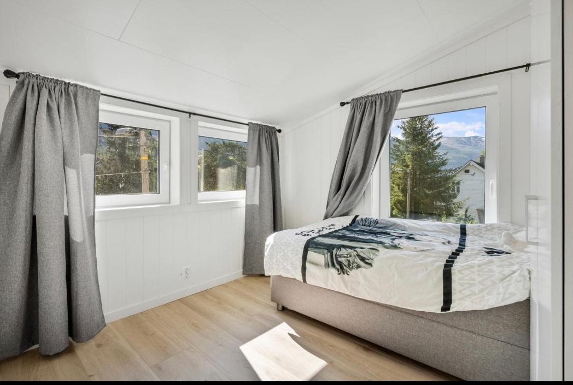 Et Fint Og Stort Enebolig Sentralt I Voss! Villa Kültér fotó