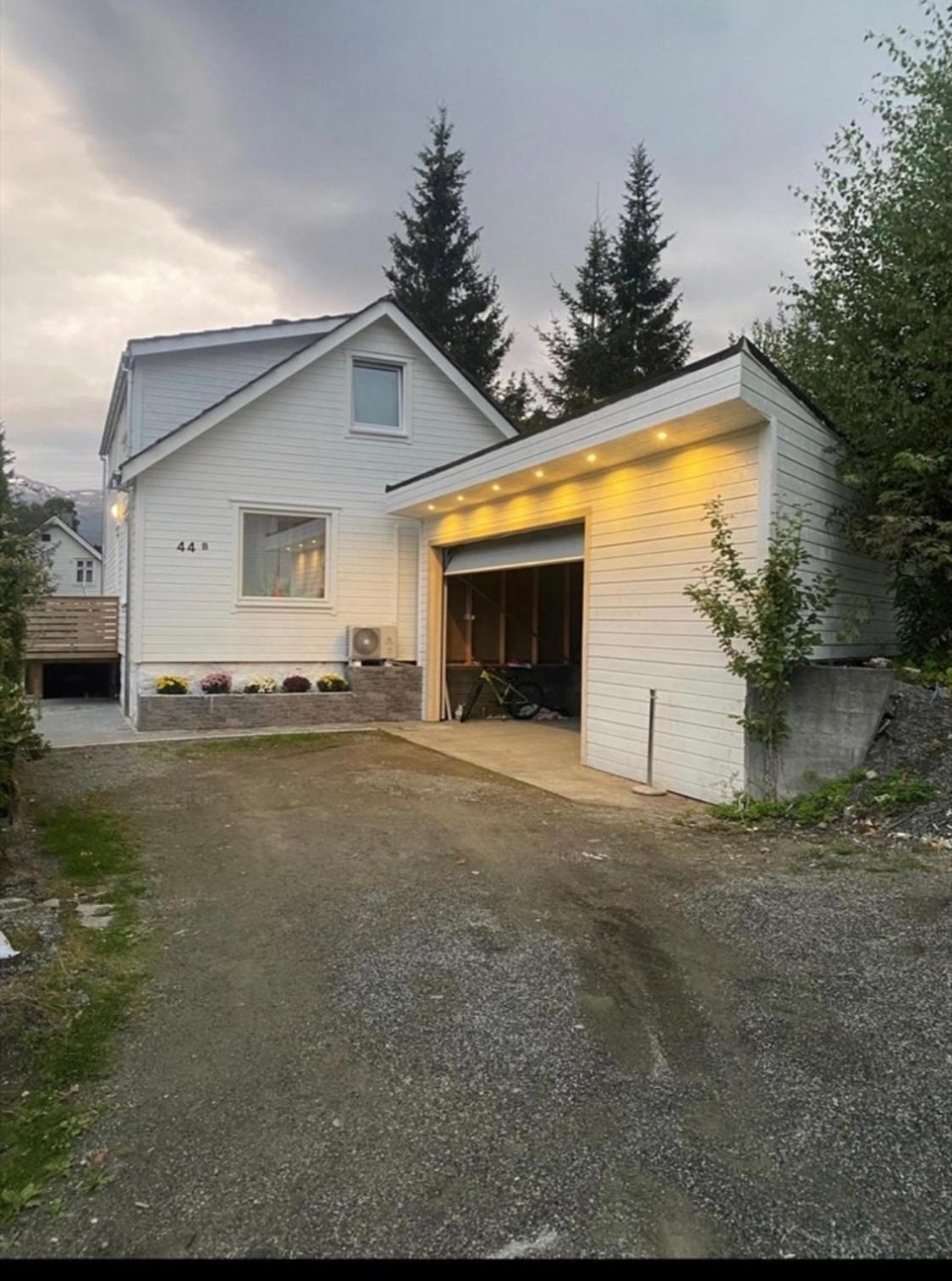 Et Fint Og Stort Enebolig Sentralt I Voss! Villa Kültér fotó